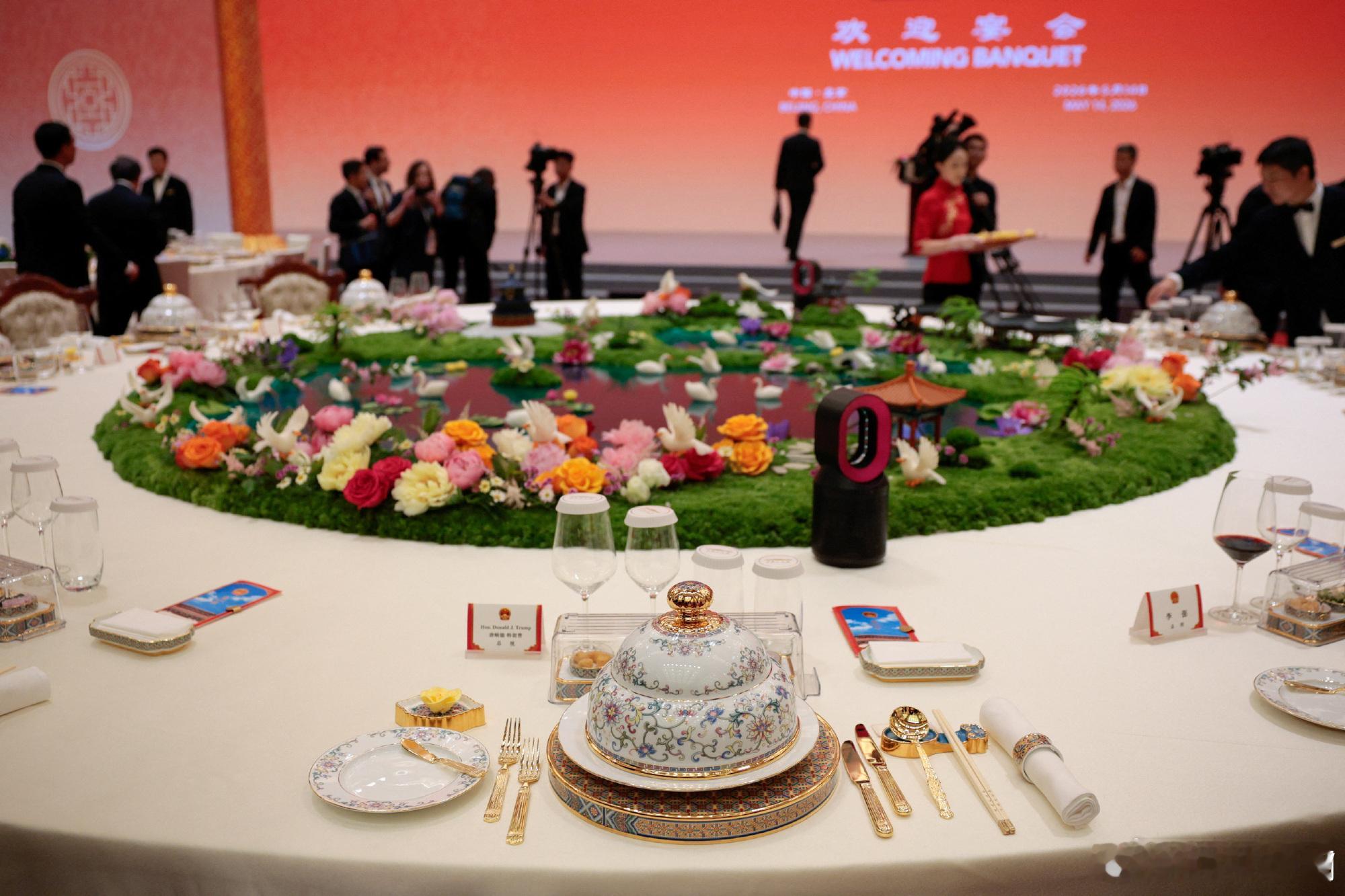特朗普结束访华这次来的阵容挺豪华不知道谈的结果如何，希望回去之后不要另外一副嘴脸