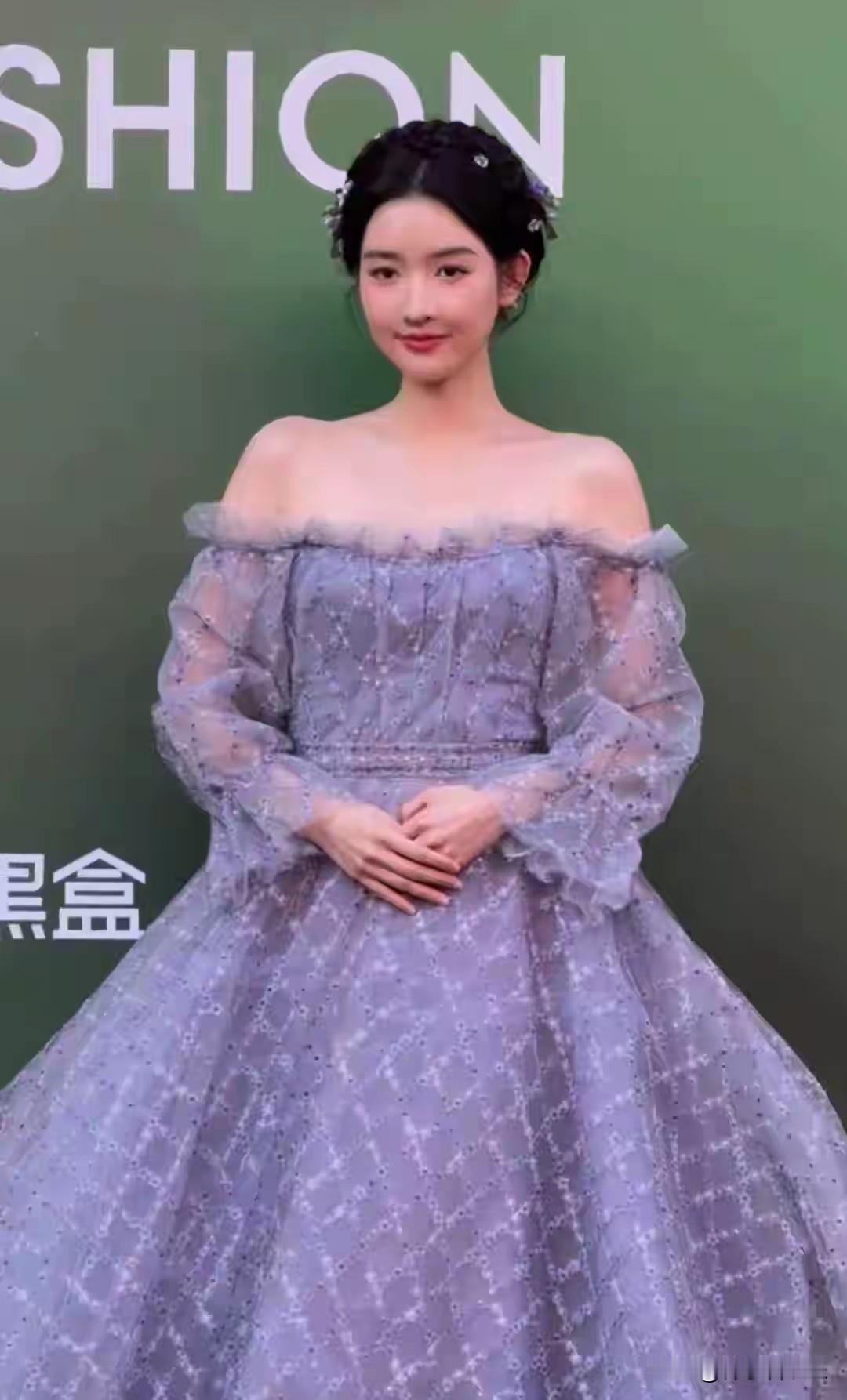 寒风凛冽的红毯上，女明星们向来是“要风度不要温度”的代言人——露肩礼服配冻红的肩