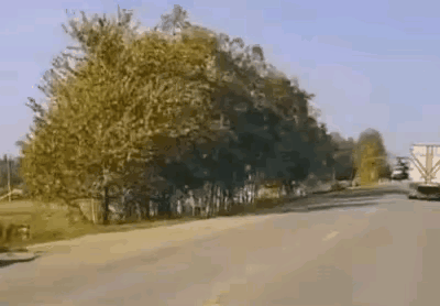 厉害了，俄军1架mi-8直升机飞行途中突然没油了，飞行员只得强行降落在公路上，结