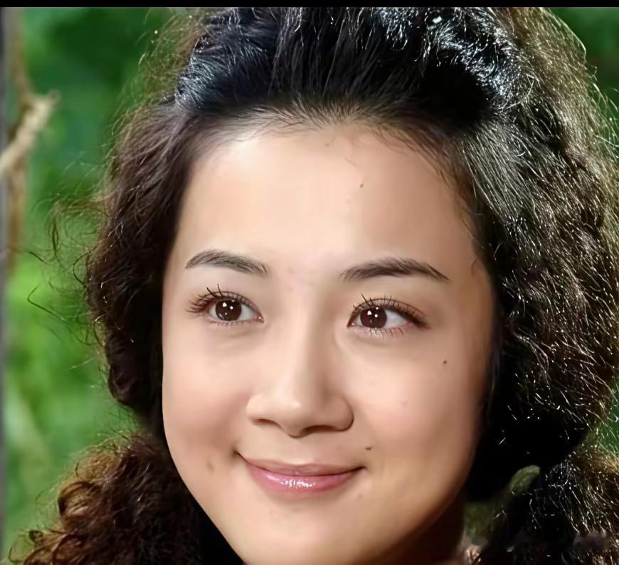 没有想到漂亮的李依晓也是整了容的，先前的她看起来虽说不丑，但是看起来五官确实没有