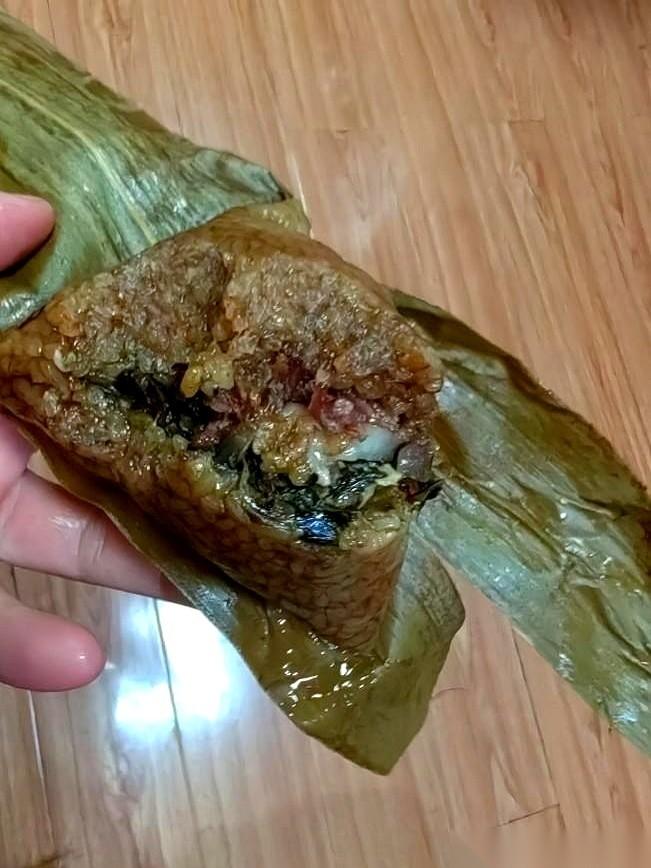 昨天晚饭桌上，老公的皮鞋尖在底下狠狠踢了我小腿肚一下。我手里端着半碗饭，刚滑到嘴