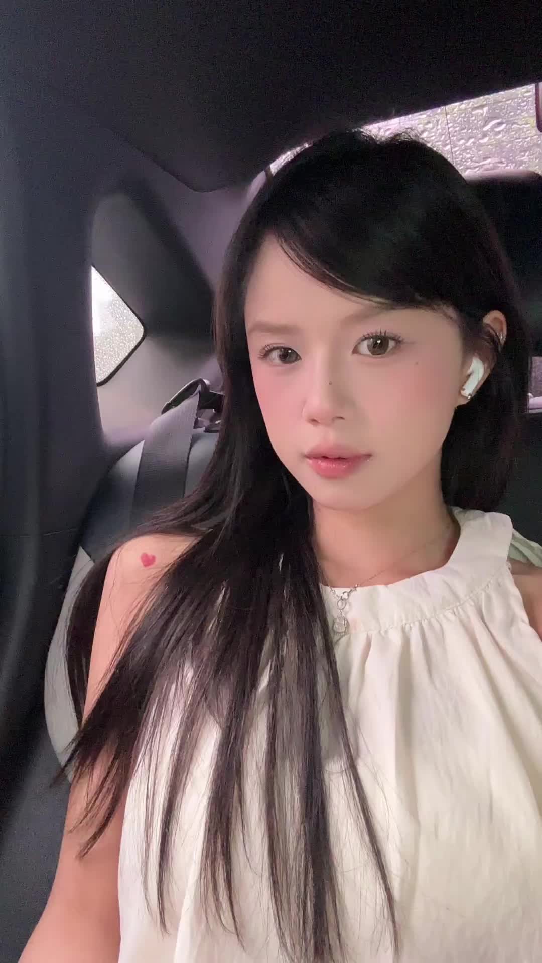 人都是忘本的 一旦得到了 就忘记了当初踮起脚尖爬窗看她的感觉