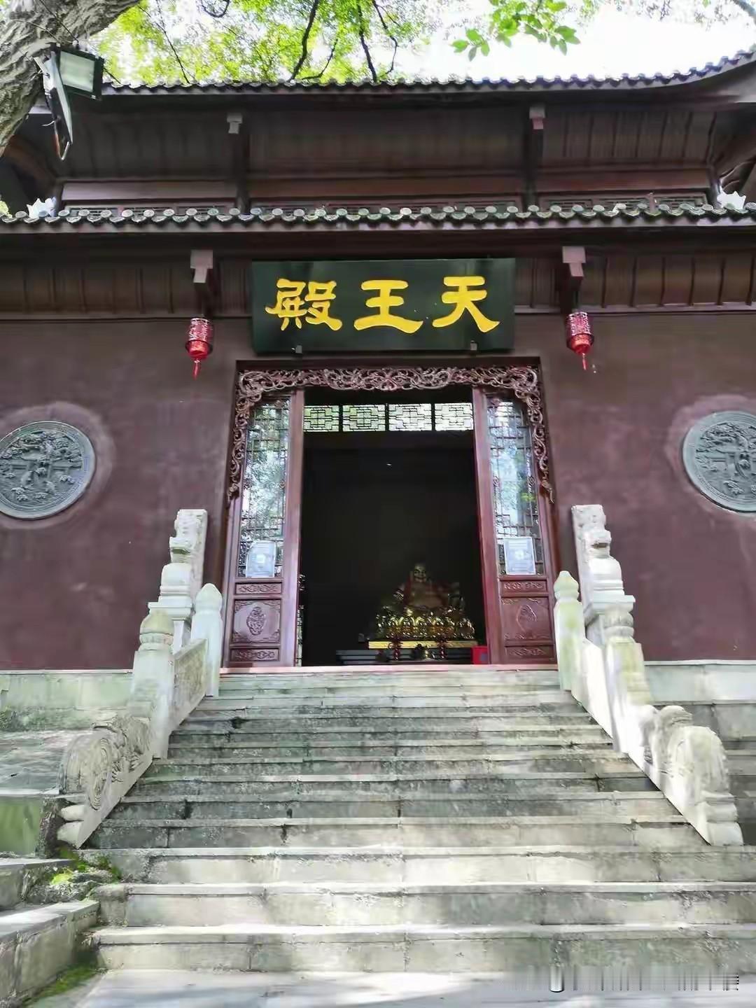 佛教分支众多，主要有汉传佛教、藏传佛教和南传佛教。
汉传佛教注重心性的觉悟，强调