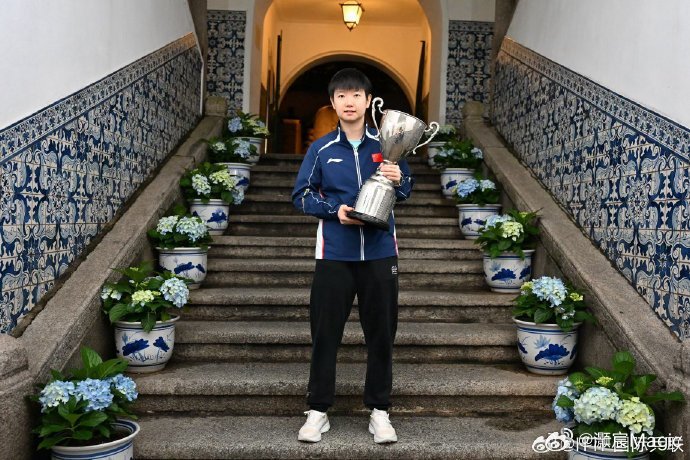 王楚钦孙颖莎同框澳门地标2026澳门乒乓球世界杯圆满落幕，男单冠军王楚钦、女单冠