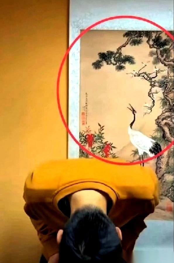 陈宇昕为自己披旭日旗的行为录视频道歉，可镜头刚放出来，很多人的目光就直接越过他的
