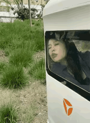 感觉到了？
这老汉不顾一切的陶醉，吻醒了睡梦中的美女，让她沉浸在幸福一刻的同时，