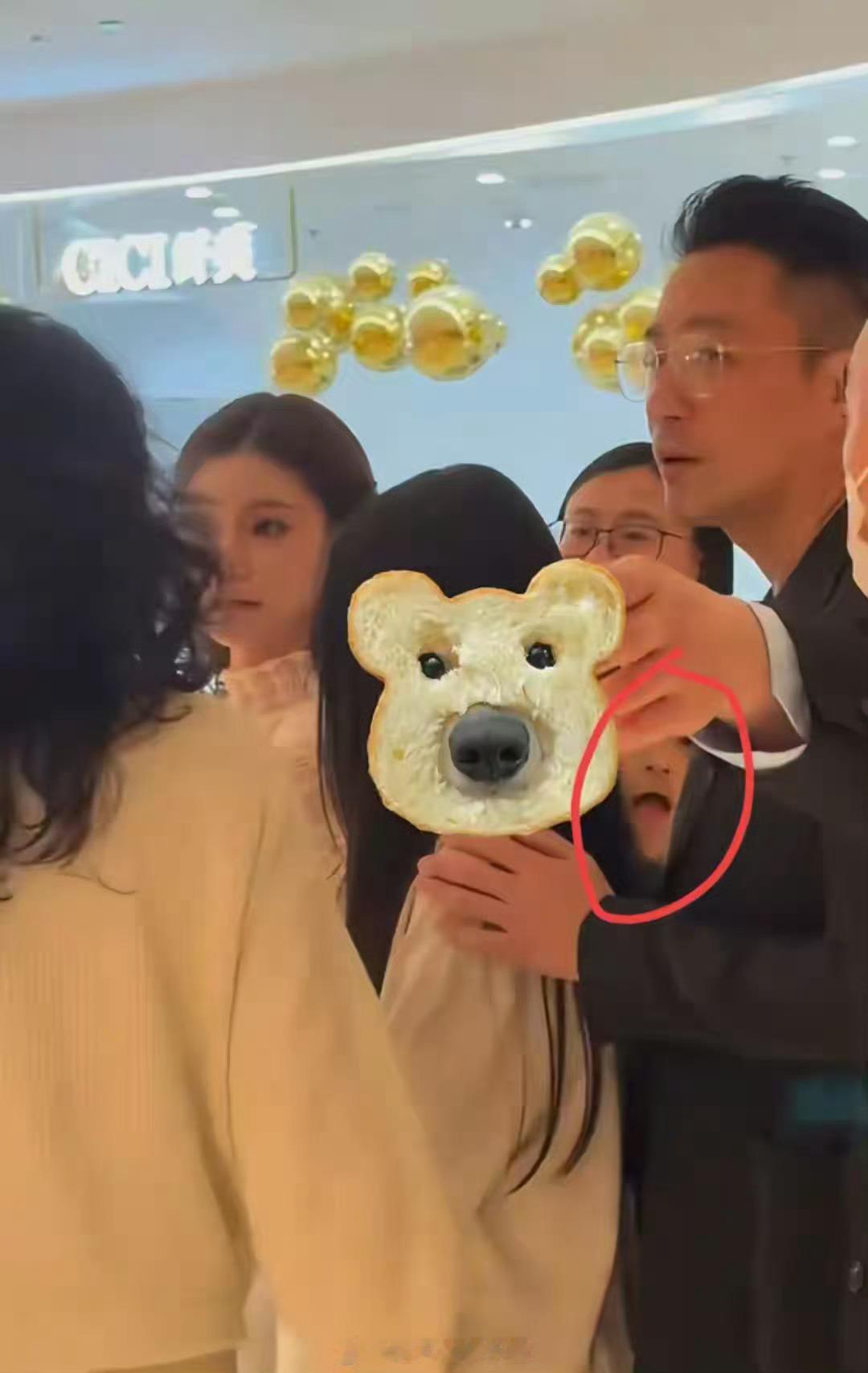 大S儿女回北京大S儿女终于回北京！汪小菲一家5口齐亮相，小玥儿小霖霖国贸逛街，大