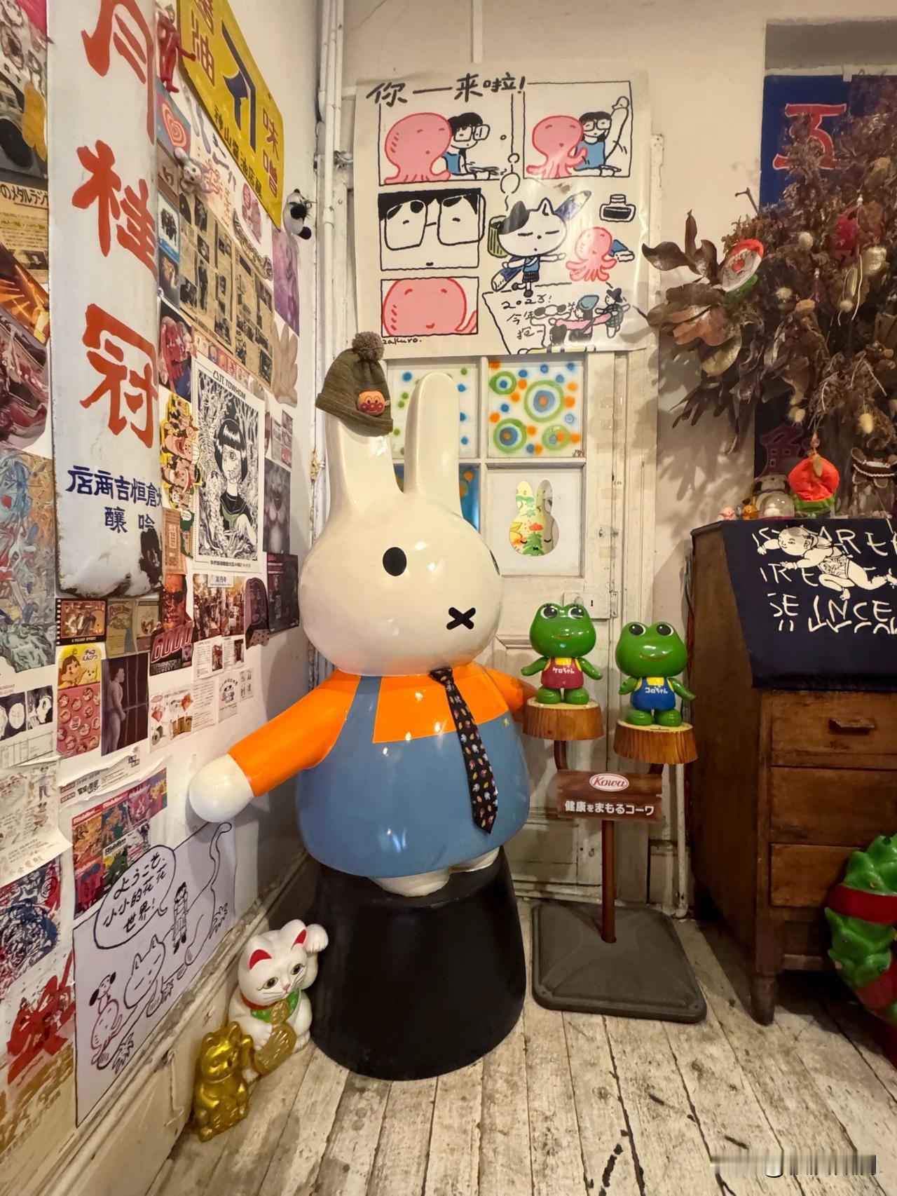 一家小小的二手店，藏在淡水路自忠路路口一栋老房子的二楼。跟年轻人出来逛街，有时会