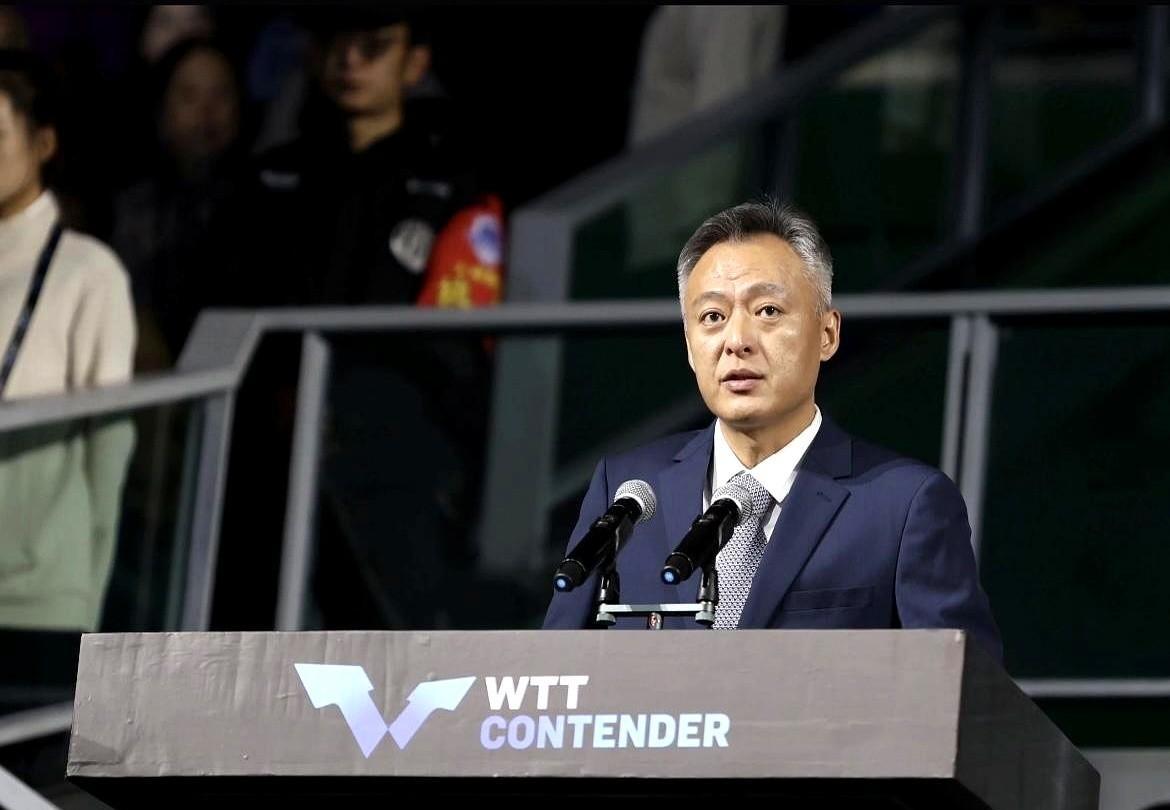 国家队训练馆里，一个年轻人正咬着牙，满场飞奔救球，汗珠子甩得满地都是。

球网对