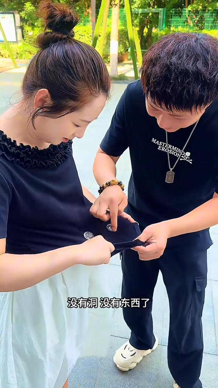 三枚硬币，把它放在衣服这里，下来，好神奇，没有洞，没有东西了。大家好，这个盘子里
