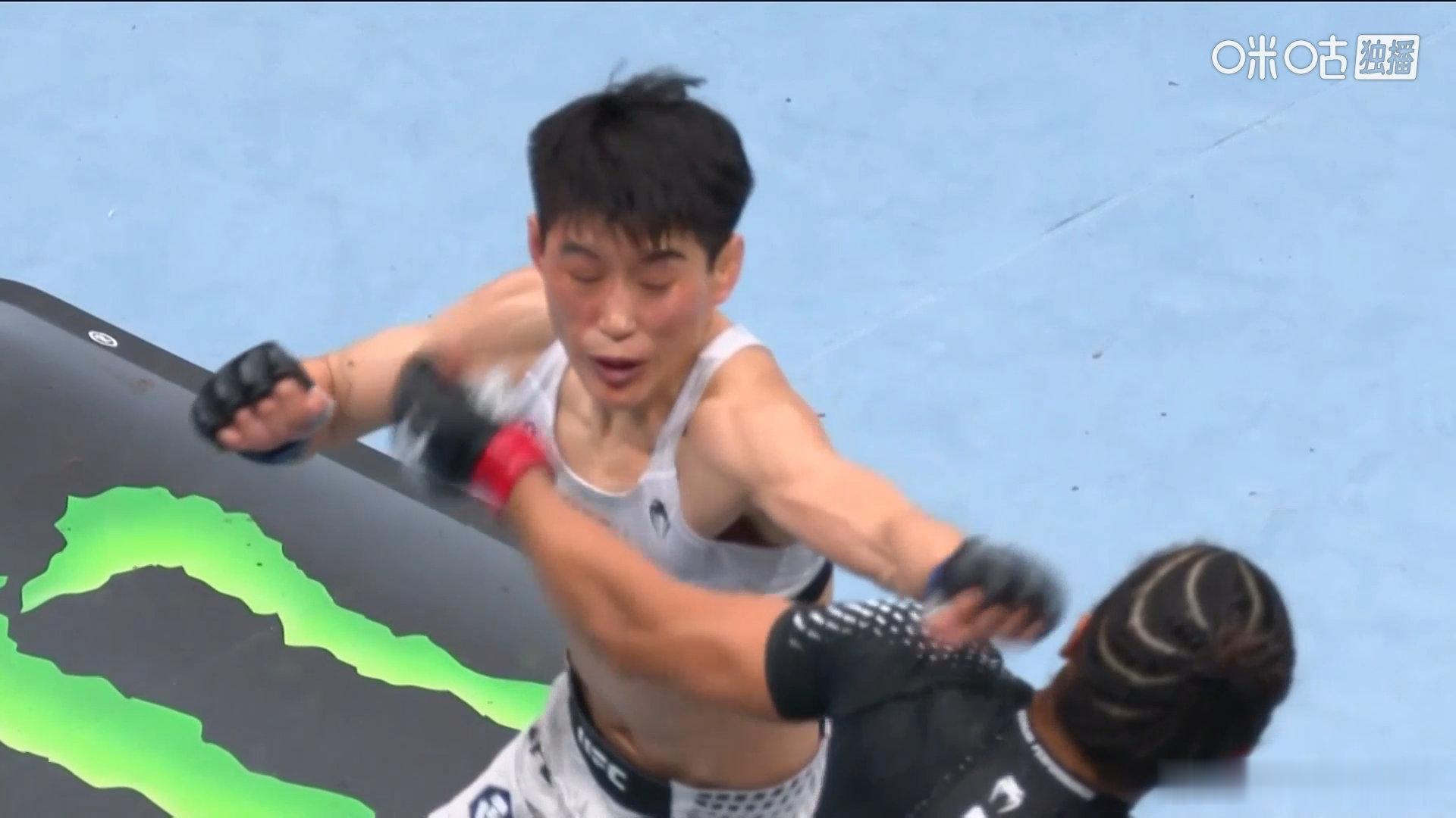 王聪席尔瓦拼拳 王聪第三回合开始主动施压，输出有效打击，继续加油。王聪状态王聪v
