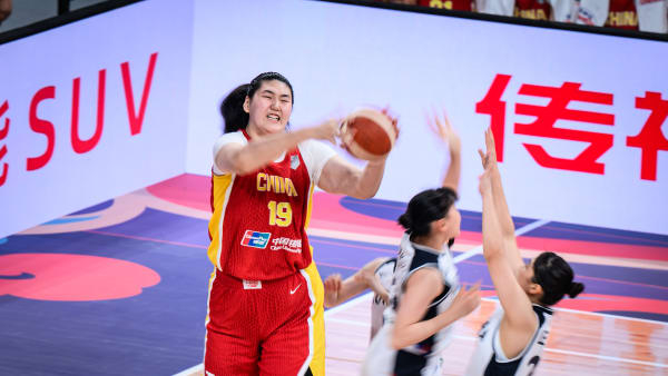 韩国队员防张子宇很受伤 张子宇的内线统治力！ ​​​