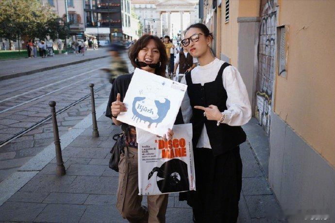倪妮米兰之行库存 倪妮米兰之行库存好帅，还晒了和文淇的合照~倪妮晒和文淇合照 ​
