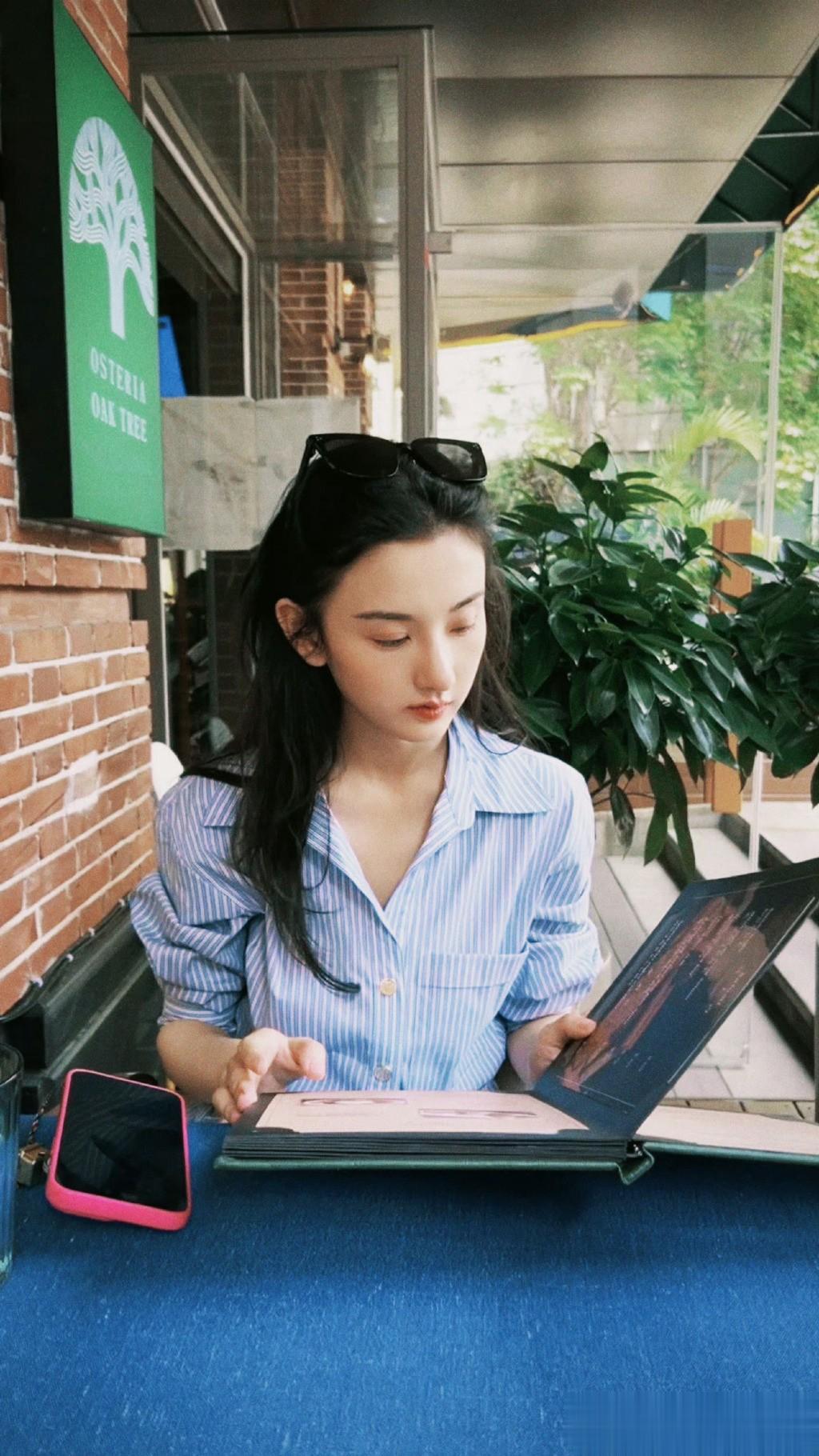 宋祖儿真挺真诚的。

近日，宋祖儿为配字不当发文道歉，可没两天，就有网友爆料宋祖