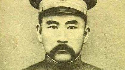 民国初年，全国都在剪辫子。有一个人死活不剪，还命令手底下五千兵马一个都不许剪。 