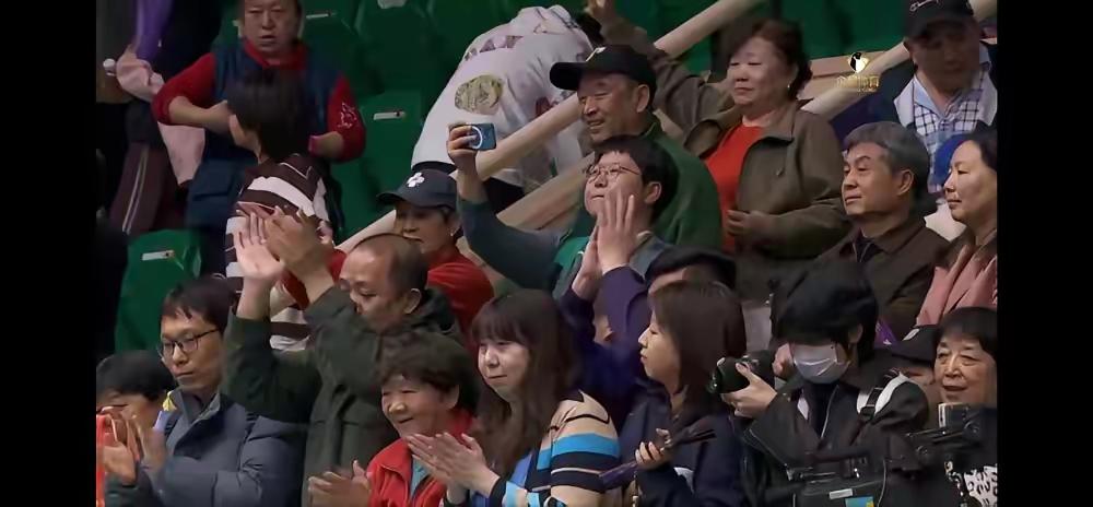 山东人啃大葱，爱听那个嗄嘣脆的响声。
铜牌争夺战山东女排客场战天津队，就如同来到