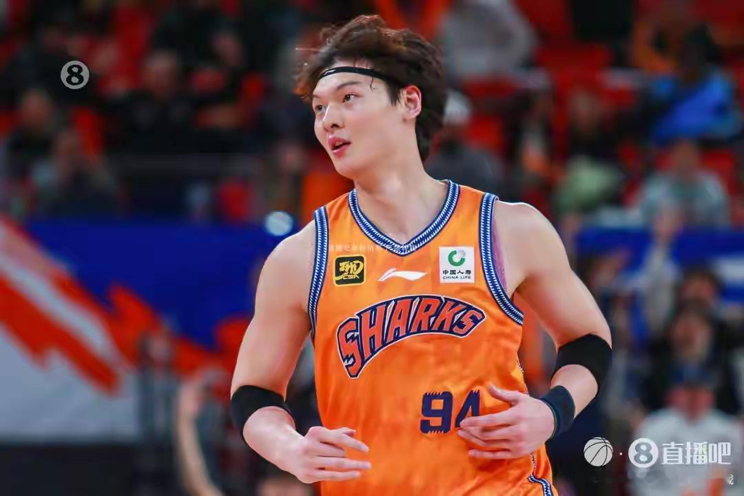 CBA季后赛半决赛昨晚开打，上海久事男篮主场以84-79险胜山东高速男篮！
比赛