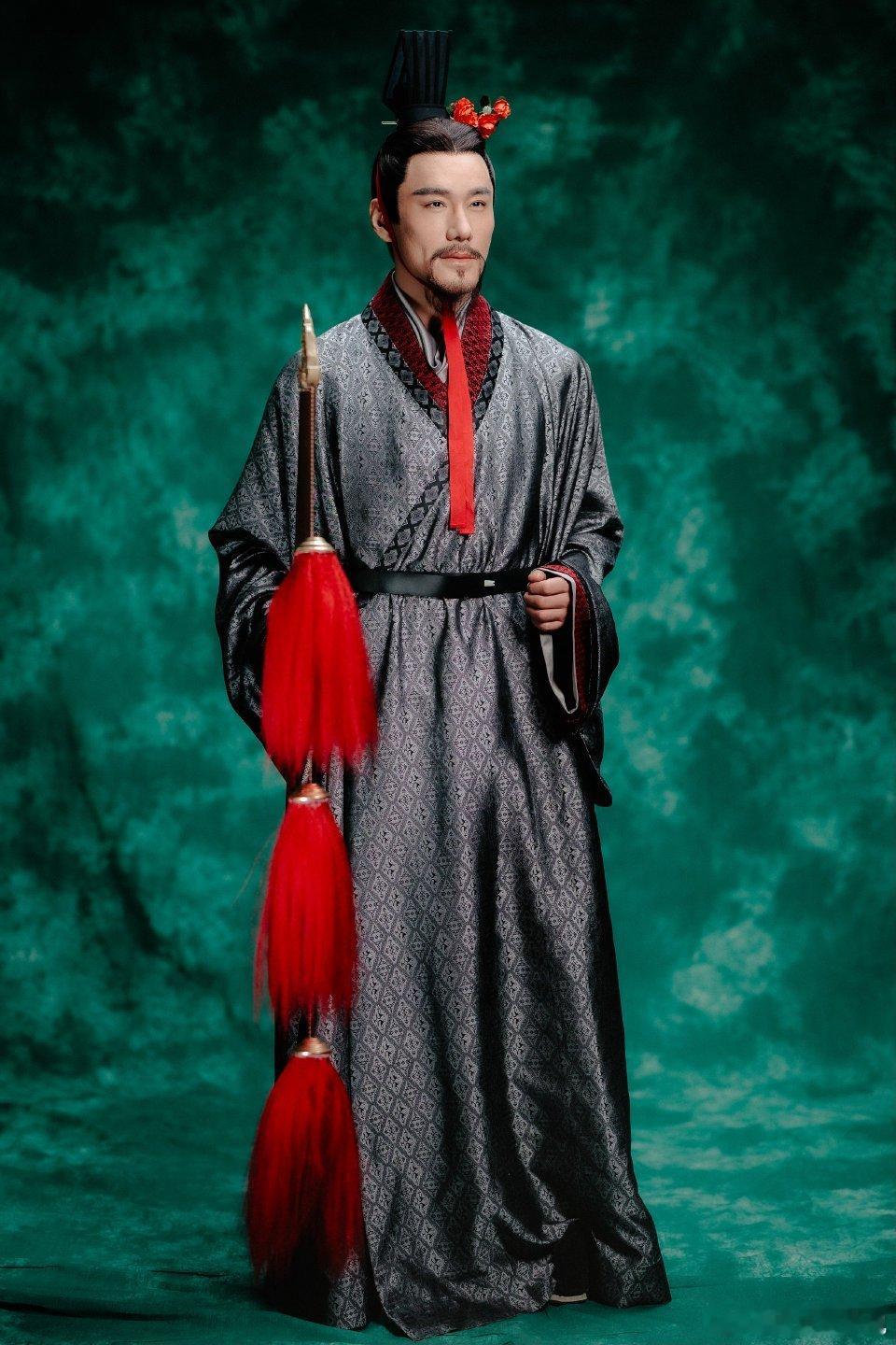  胡兵化身春晚花神石榴红亮相 胡兵春晚走心了！为演好张骞潜心打磨，石榴红造型下的