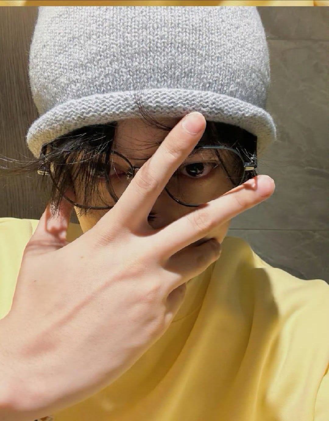 田栩宁穿柠檬黄营业   当田栩宁穿上柠檬黄，整个世界都仿佛变得明亮起来。他以一身