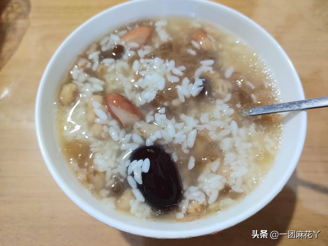 麻团儿已经有半个月没出去锻炼了，我住院拔牙打乱了生活节奏。
昨天晚上麻团儿又出去