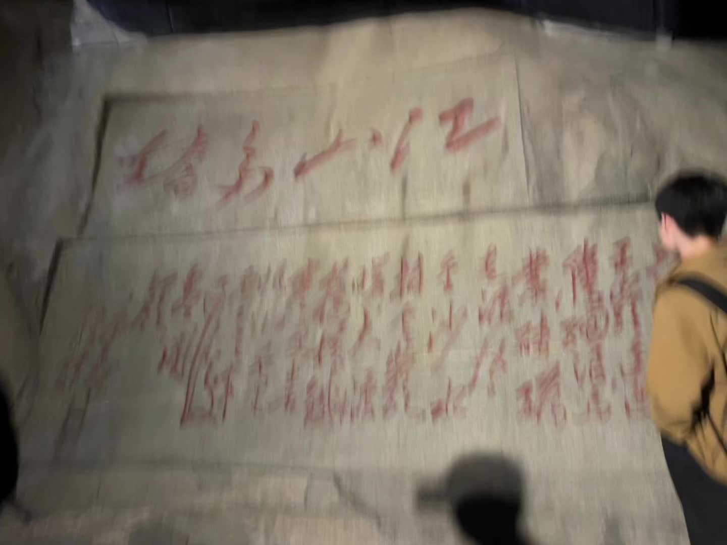 青松怒向苍天发，败叶纷随碧水驰。