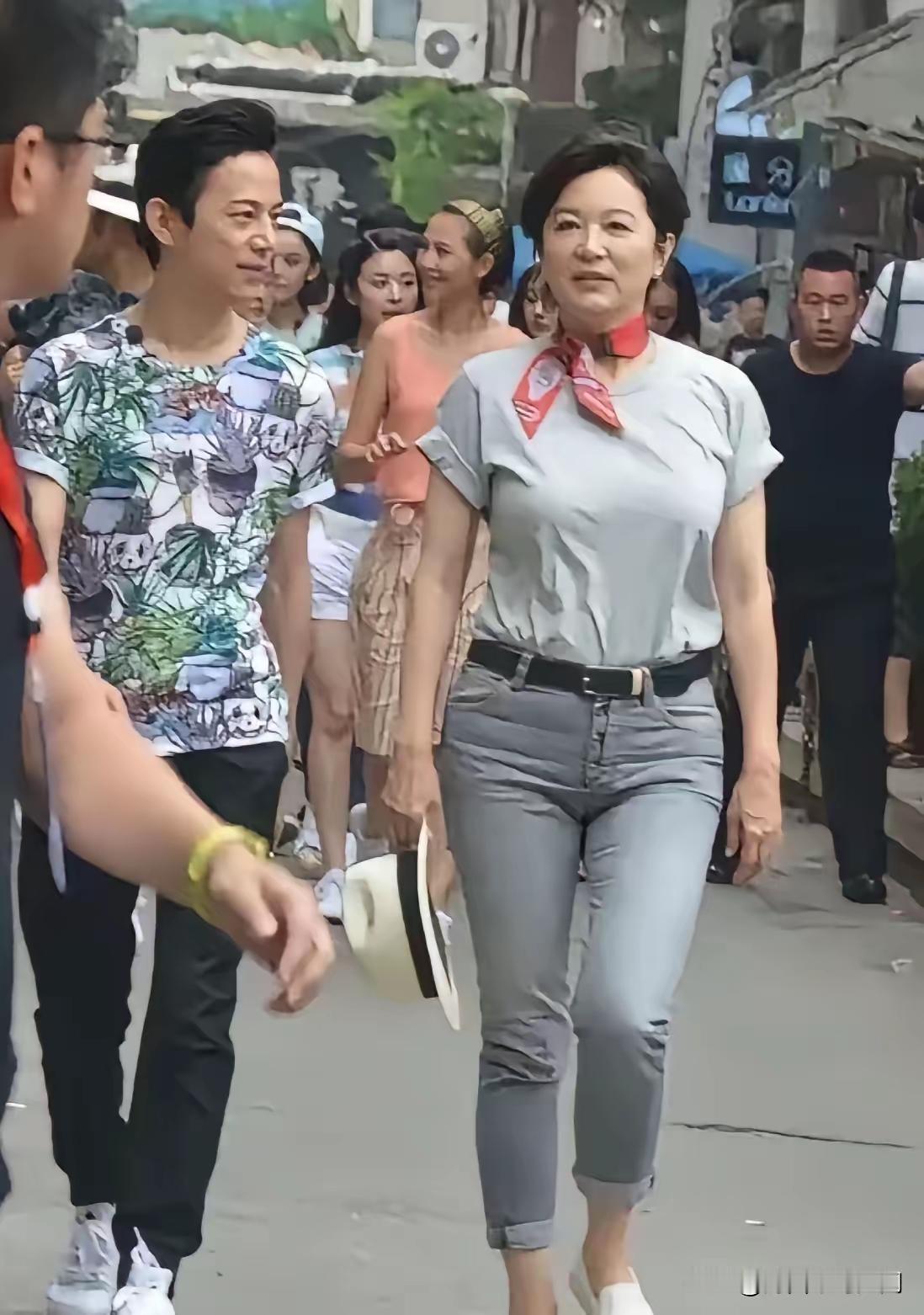 70岁的林青霞，状态简直绝了！在这个年纪还能神采飞扬、走路带风，一头墨黑短发，脸