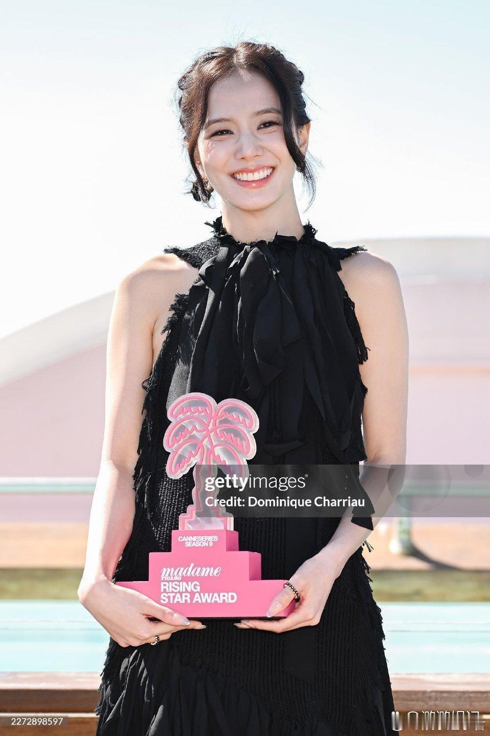 金智秀今天好美啊！！戛纳电影节上的这套黑裙造型显得智秀温婉知性，太好看了好喜欢！