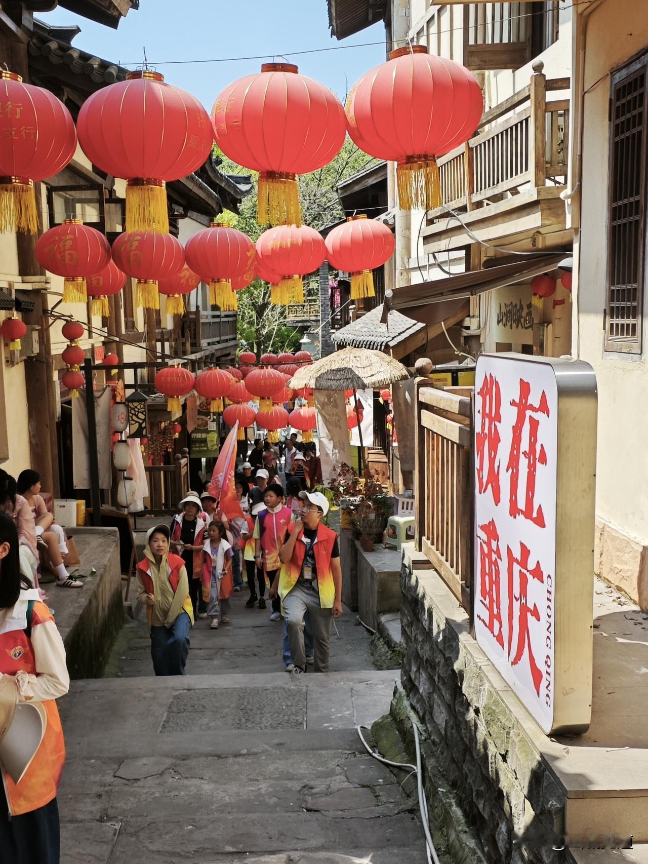 周末爬山，重庆南山。
轨道仁济站起，凉水井步道上山，经月亮湖、春天岭步道、涂山湖