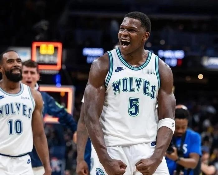 爱德华兹是明尼苏达森林狼队的球星，在2024年5月10日接受 ESPN 记者 M