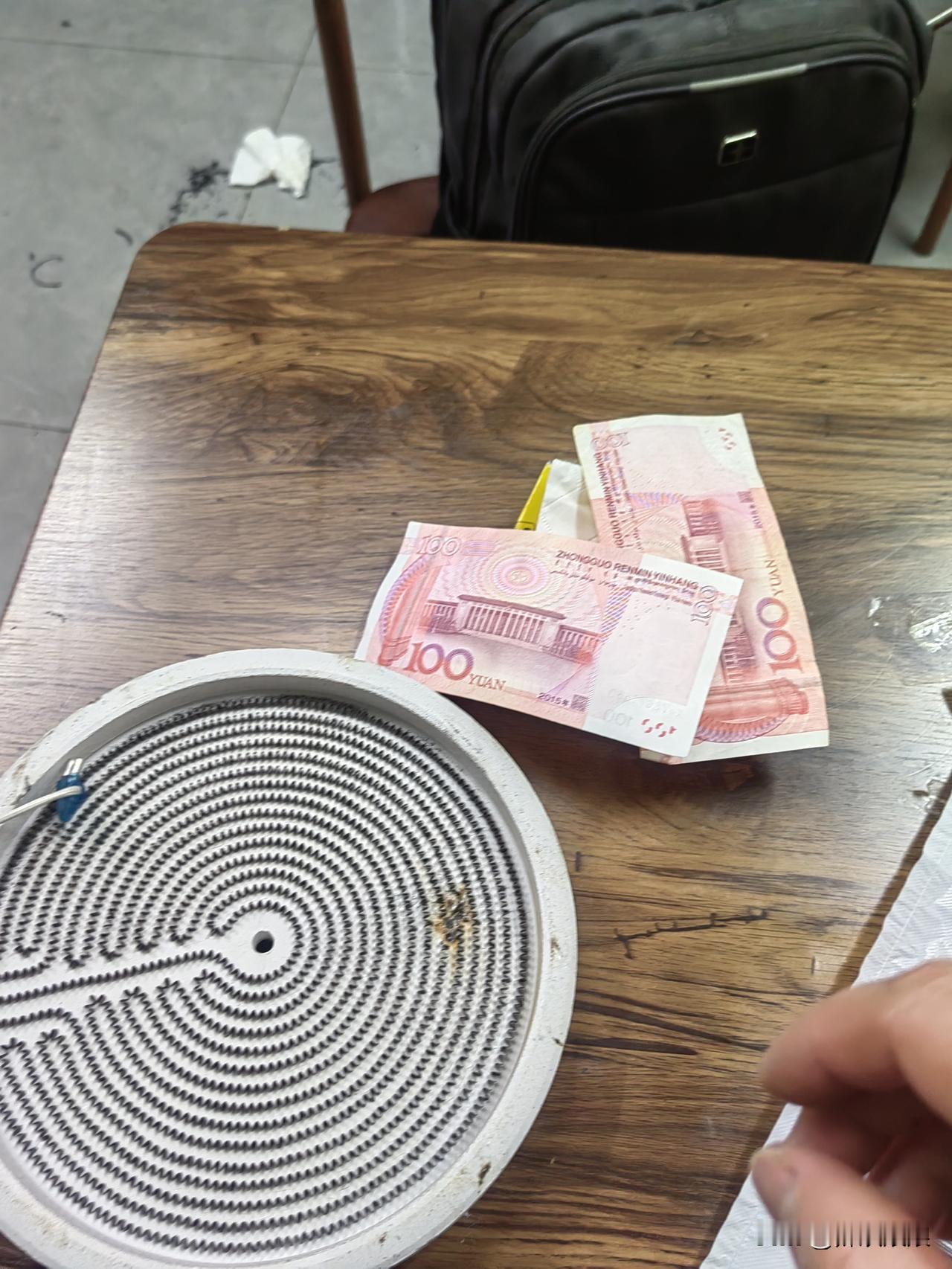 挣钱不易，花钱却容易。

电陶炉烧坏一个眼灶，可能是玻璃面破一点，洒到水的缘故。