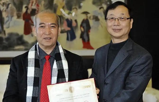 *1991年，广东男子赵泰来，放弃中国国籍，转头加入英国。在英国，他打扮成乞丐，