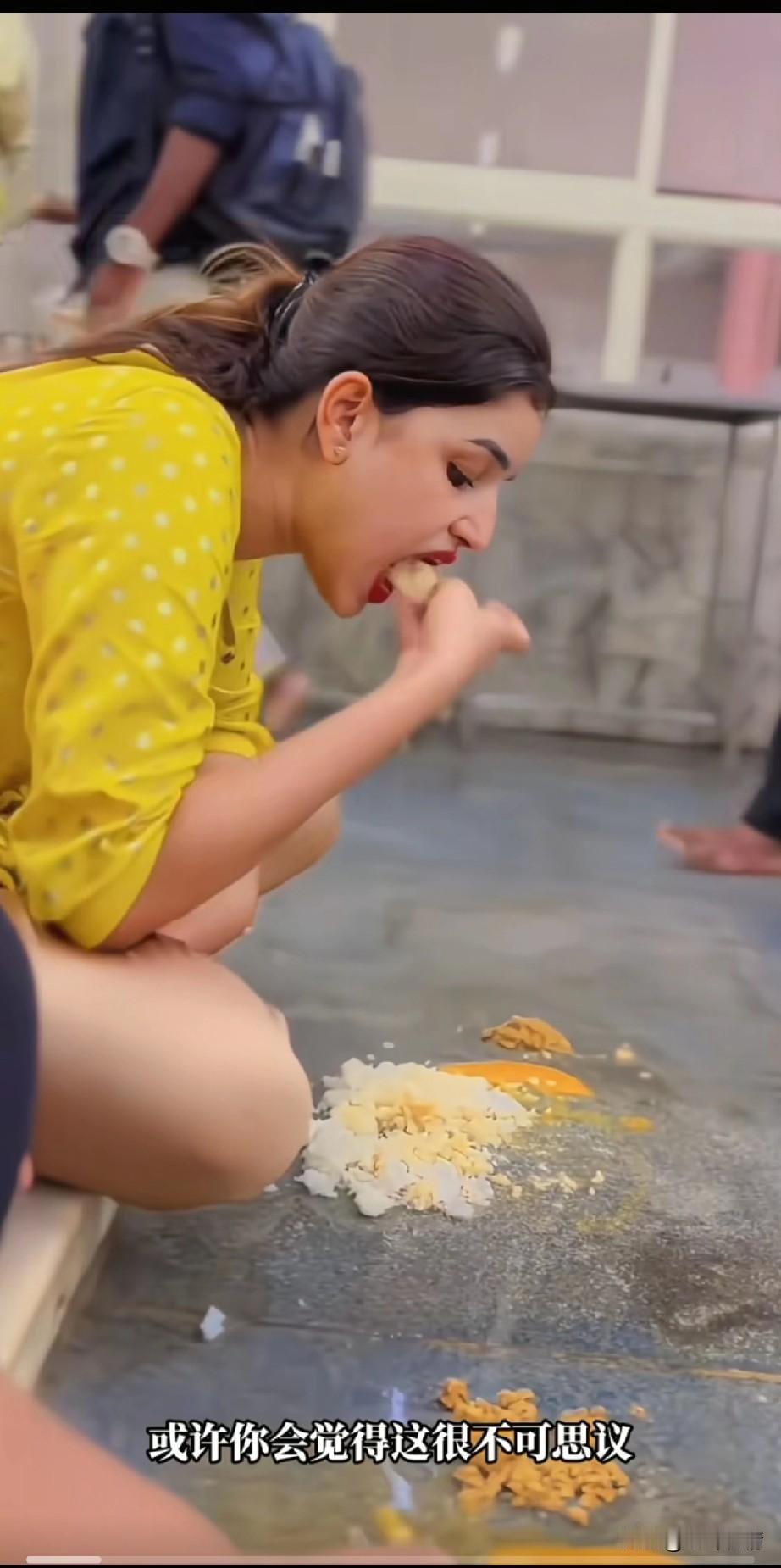 你能想象吗？
印度长得非常漂亮的女生，
她们也是用手抓饭吃， 
有些人甚至在地上