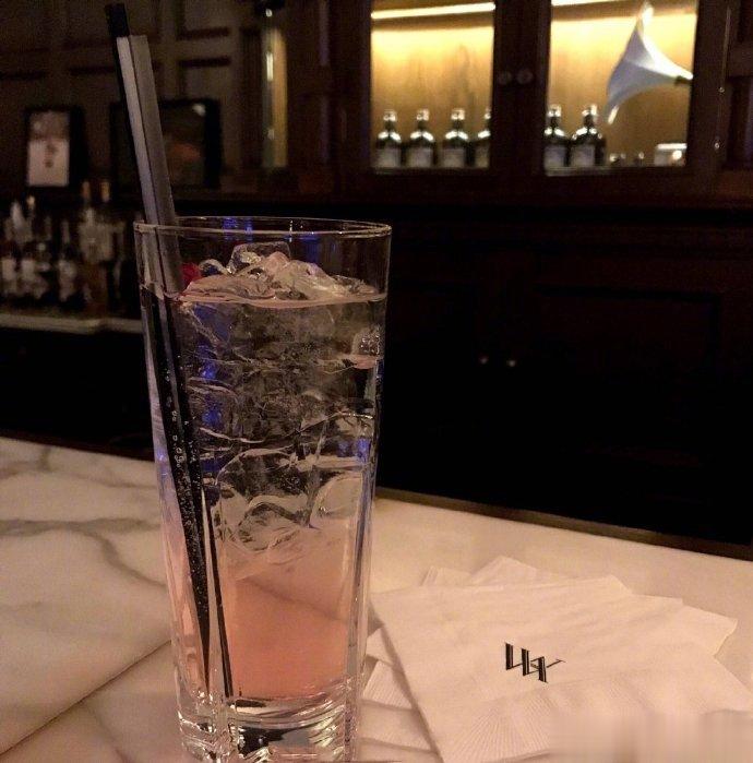 我们可以把时间浪费在自己喜欢的事情上，但不可以困在自己讨厌的生活方式里。晚安！ 