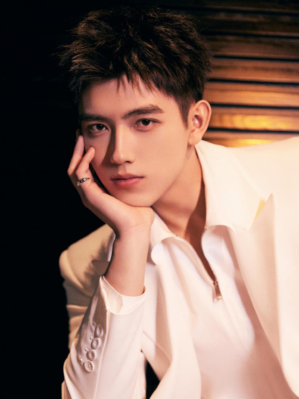 📢🌟重磅消息！陈飞宇与王影璐领衔的古装剧《献鱼》集数迎来重大调整，缩短至33