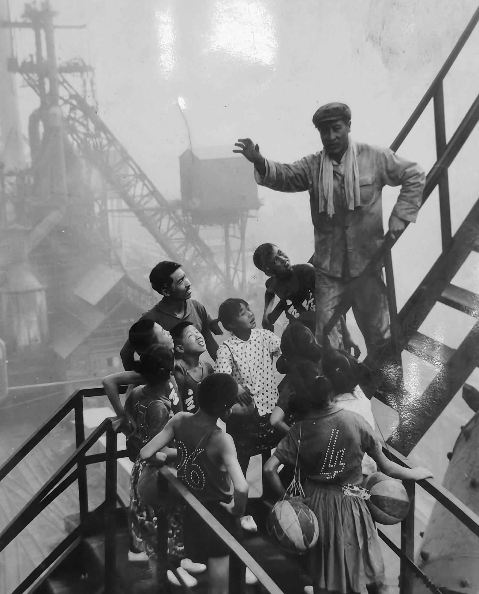 1975年辽宁省本溪市小学篮球队参观本溪钢厂。 