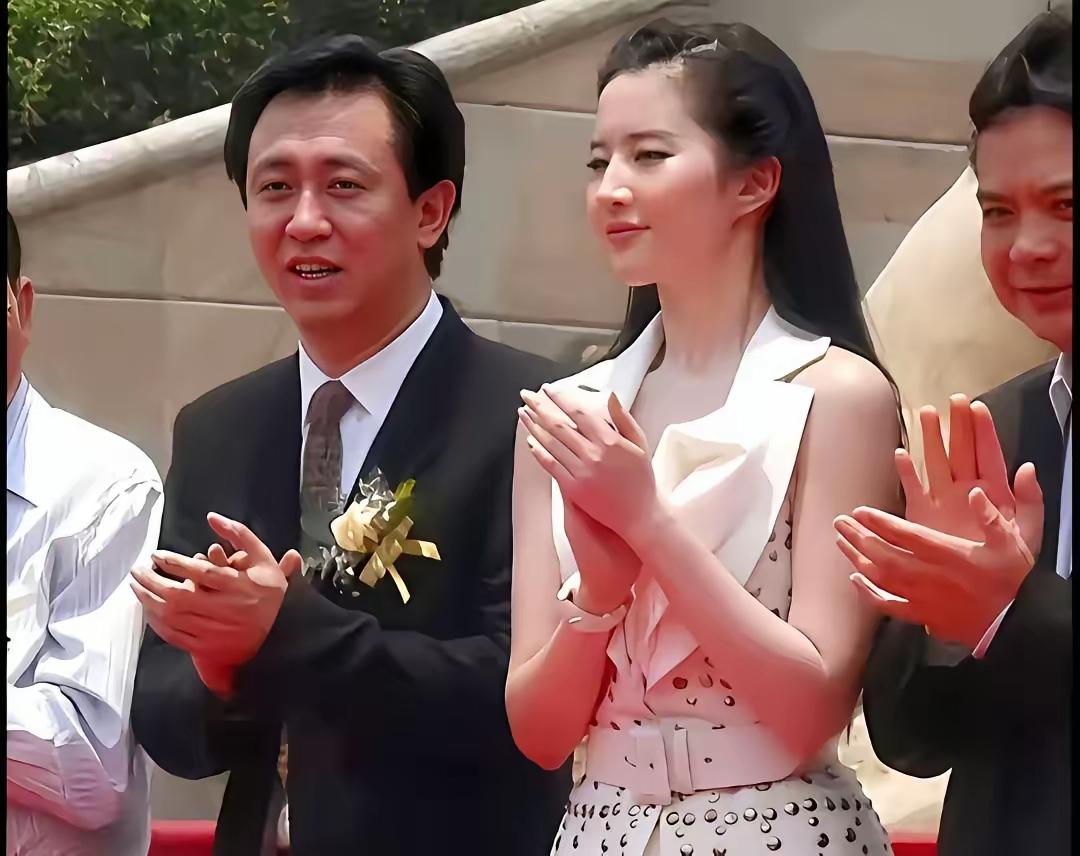 惊爆同框！许家印与刘亦菲罕见同框同场，两大焦点人物同框同框画面瞬间引爆热议，镜头