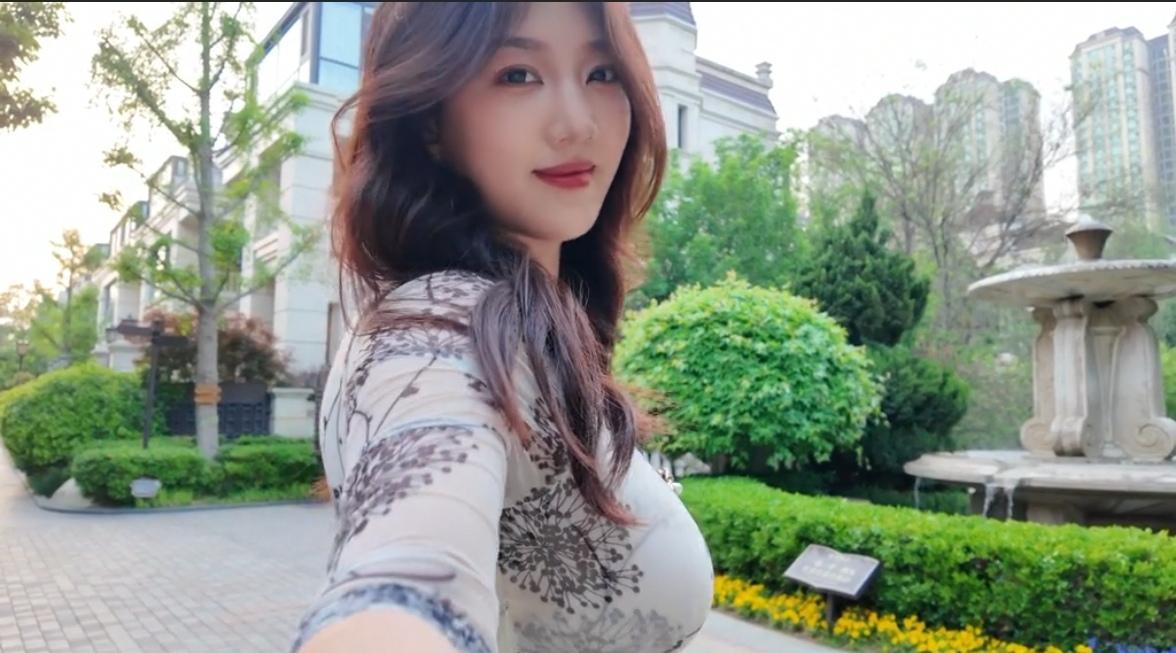 这姑娘自拍真美，背景好漂亮！