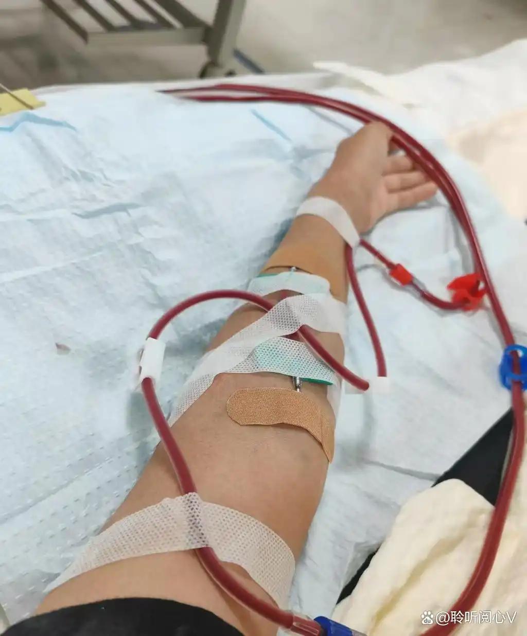 今天是透析的日子，我吃力的来到车站，双腿酸疼～脑袋迷迷糊糊。车站旁建了一座房子，