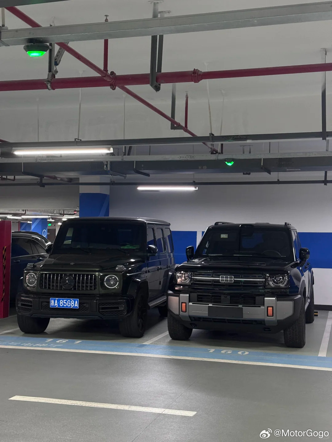 这么一看，战舰700体型竟然没有比仰望U8、卫士、大G这类车小多少，甚至有一些对