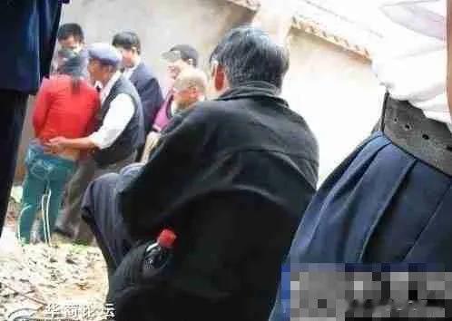 83岁老人趁着集市嫖娼，卖淫嫖娼，在中国一直是被禁止的，是违法的。卖淫会传播性病