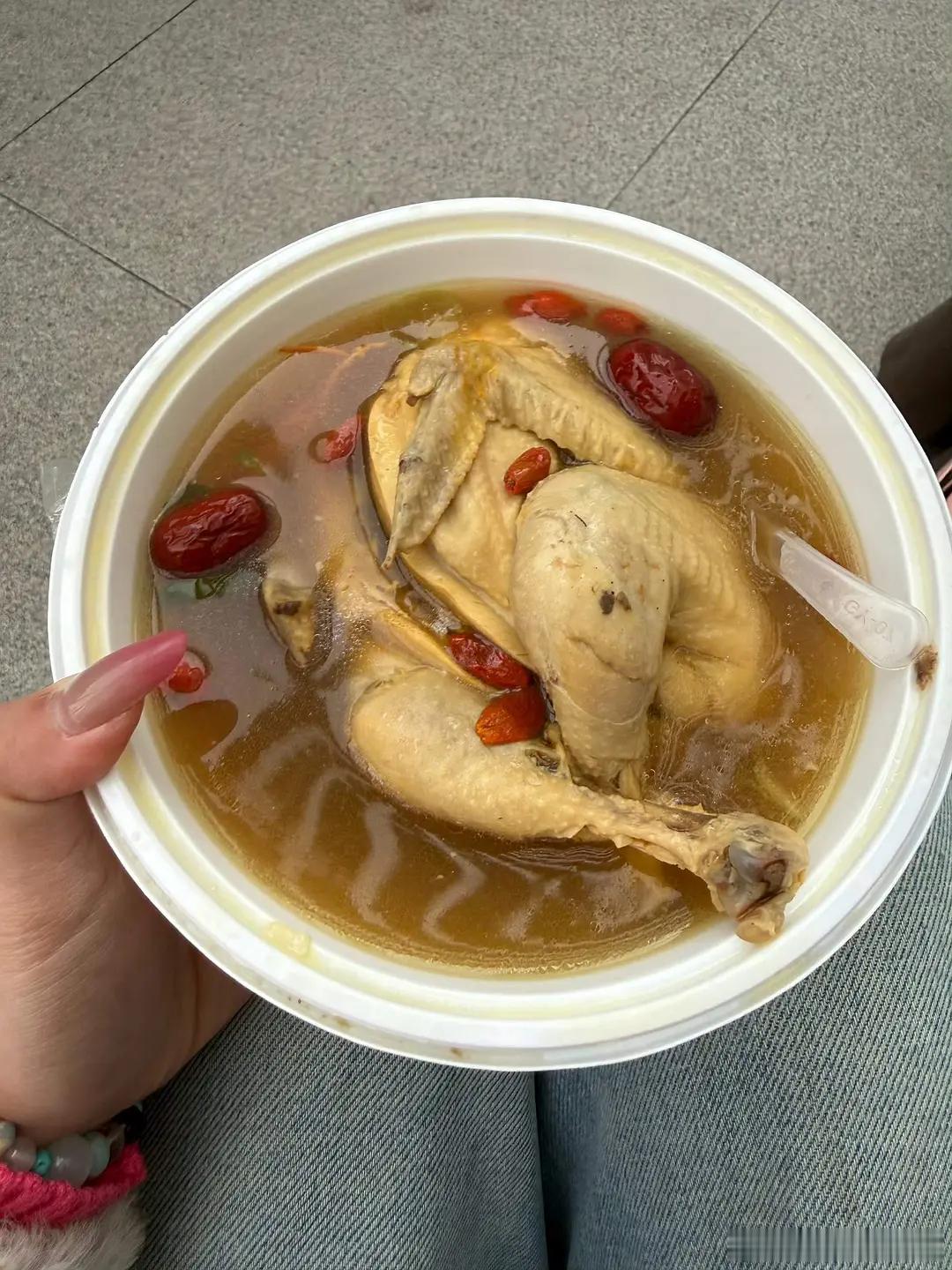 迪丽热巴粉丝逆应援一人份=参鸡汤套餐+奶茶+两个面包+礼盒（含毛绒围巾、安睡裤）