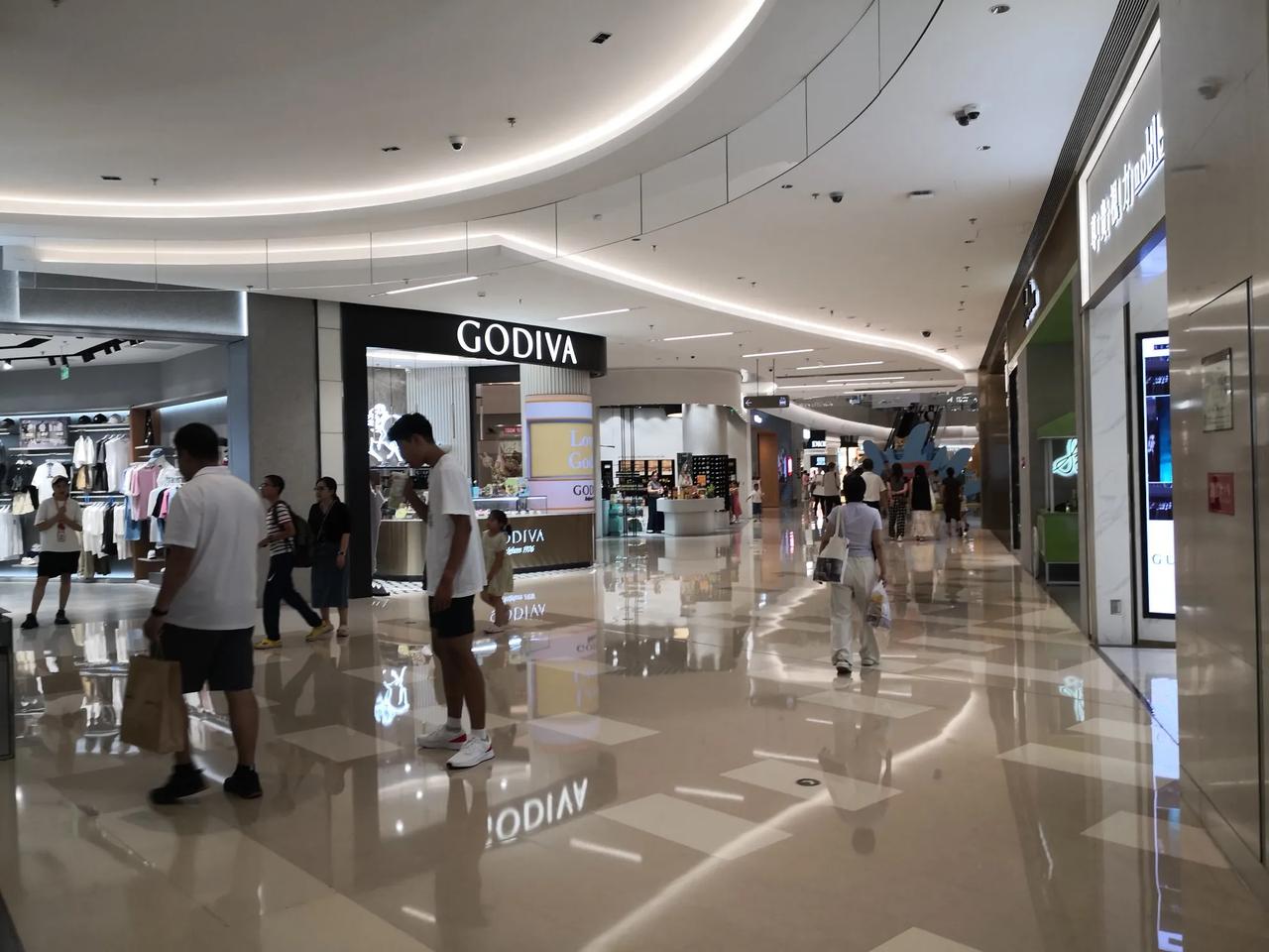 这几年习惯了线上购物，于是乎很少逛街，更懒得逛商场。
网上购物，购物过程的体验感