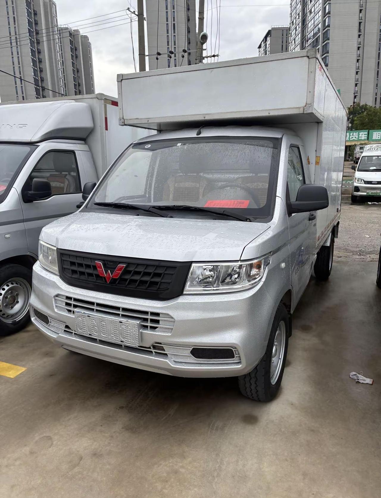 22年上牌五菱新卡厢式货车。五菱新卡厢式货车上牌2022年8月，年审保险均到20