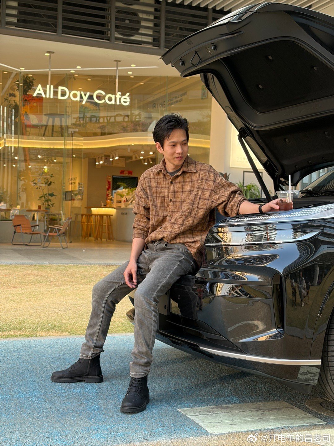 好兄弟的乐道L90提车了，第一时间就开到全日咖啡大草坪得瑟了车是上周我带着他去展
