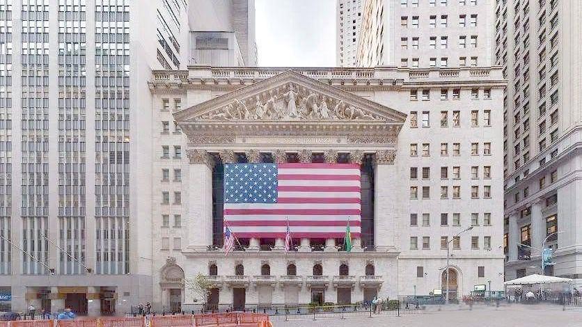 现货黄金价格于2025年12月22日突破每盎司4400美元关口，创下历史新高。同