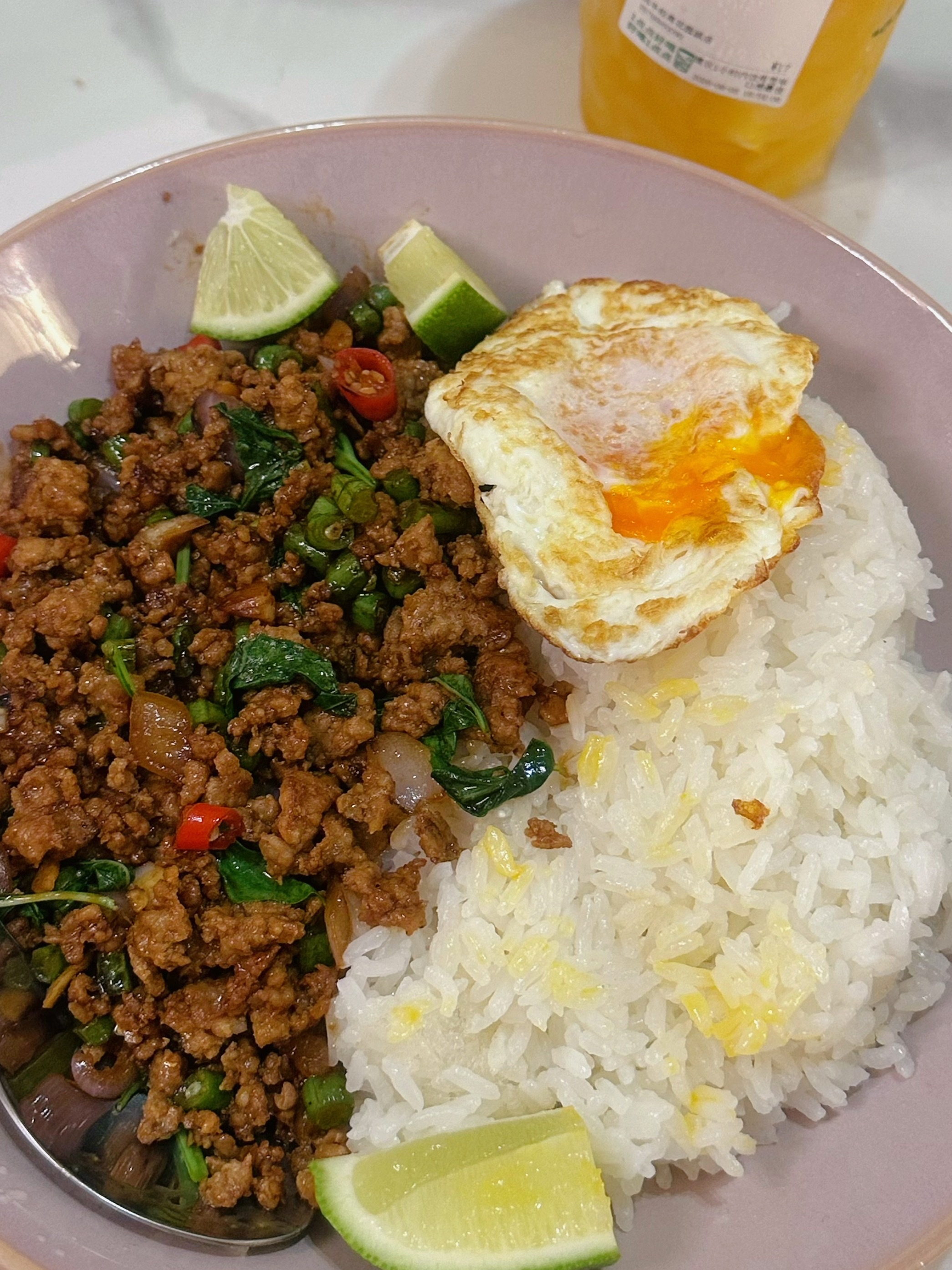 鹅鹅鹅我做的打抛饭已经比我之前最爱的泰餐店还要好吃了！秘诀就是炒肉末的时候挤半颗