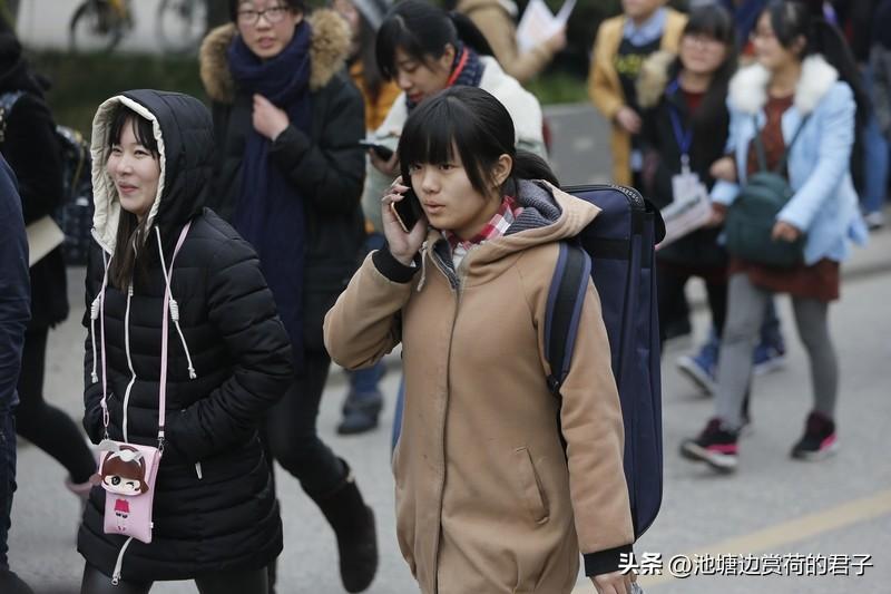 湖北“省考”开考 人形机器人入考题 2024年湖北“省考”开考，申论试卷里关于“