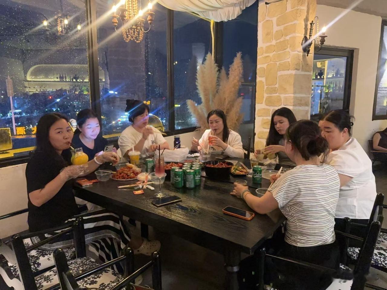 记录我的2026夏天的夜晚微风轻轻，还没有太热，和姐妹们约上热闹小聚，满满一桌家