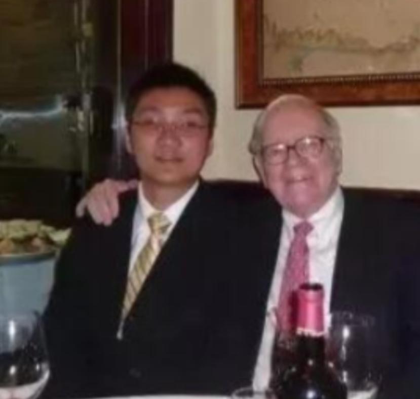 “拼多多的诞生”2006年，段永平用62万美元拍下了巴菲特的午餐，带上了黄峥。席