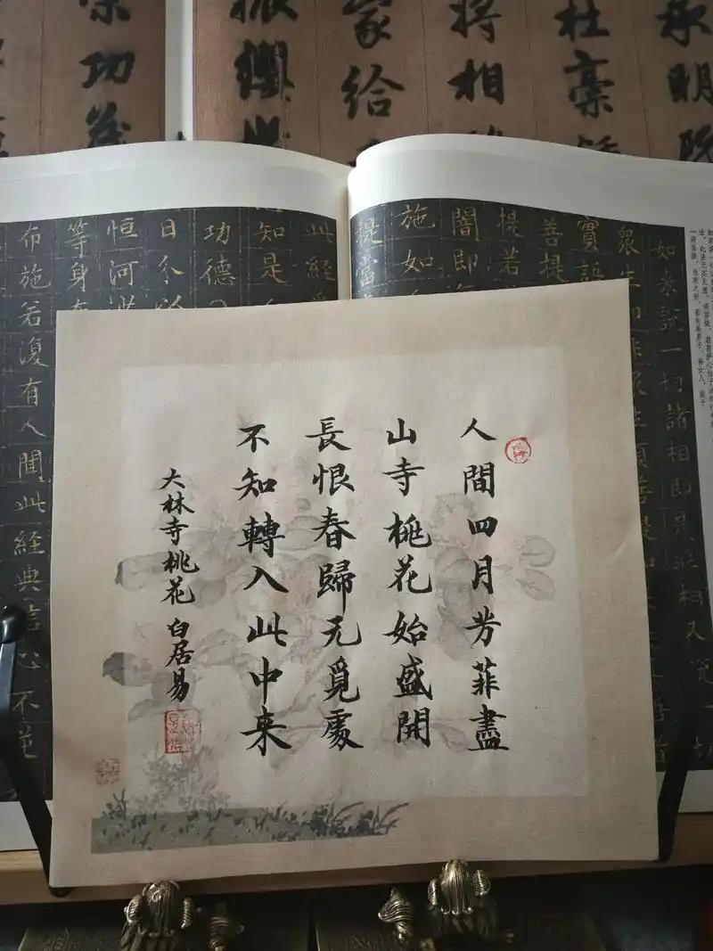 下联：红袖添香伴夜读

赏析：上联“玉手翻书寻古句”写女子翻书求索，玉手纤纤，书